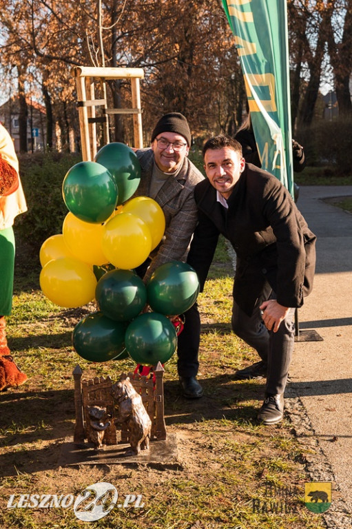 Międzypokoleniowe niedźwiadki na rawickich plantach
