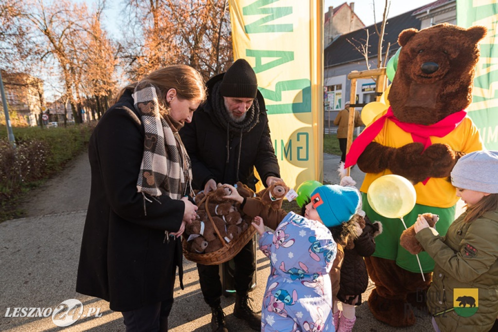 Międzypokoleniowe niedźwiadki na rawickich plantach