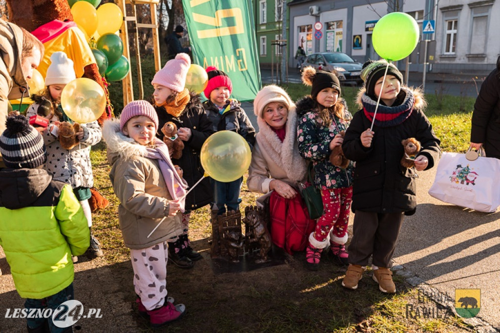 Międzypokoleniowe niedźwiadki na rawickich plantach