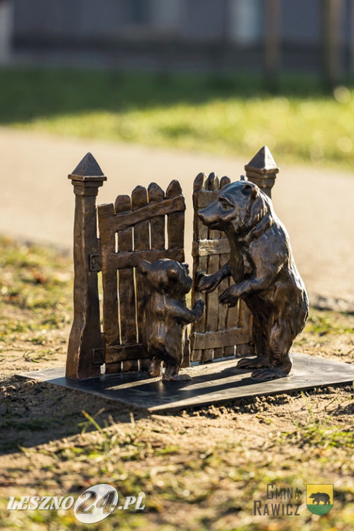 Międzypokoleniowe niedźwiadki na rawickich plantach