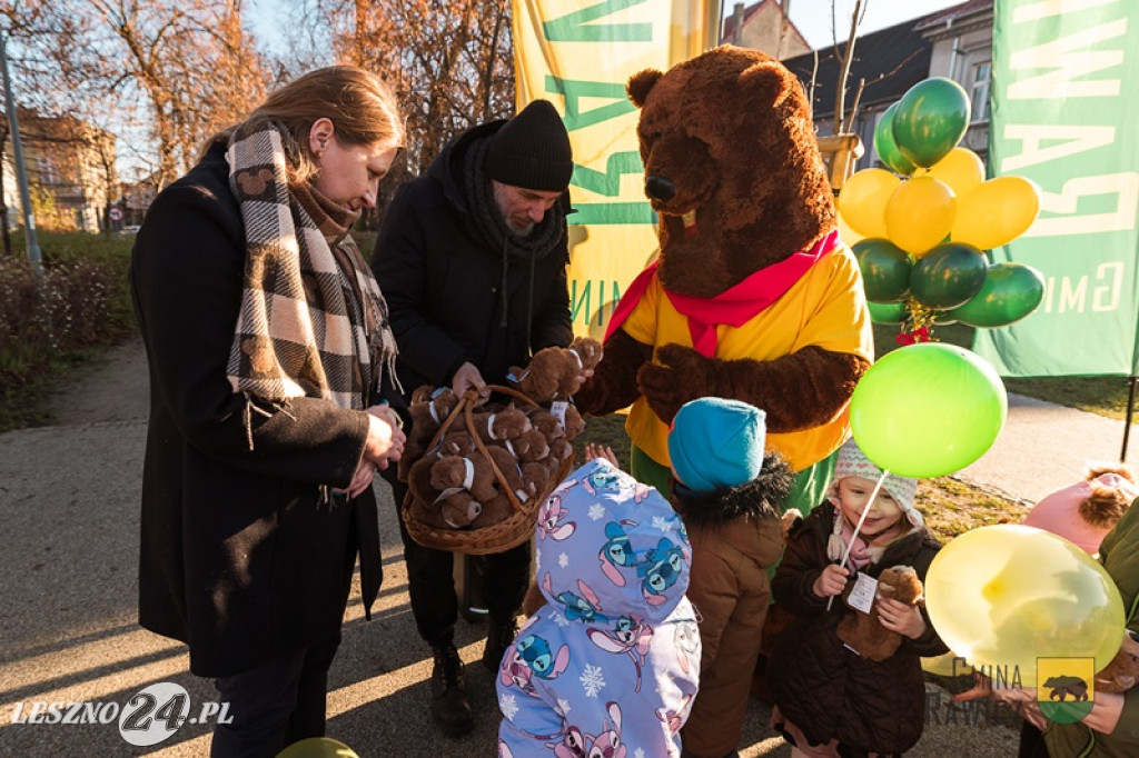 Międzypokoleniowe niedźwiadki na rawickich plantach