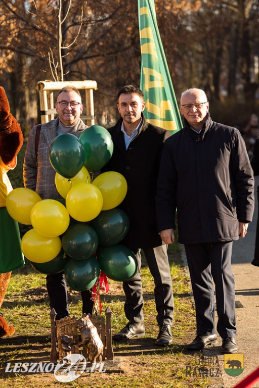Międzypokoleniowe niedźwiadki na rawickich plantach