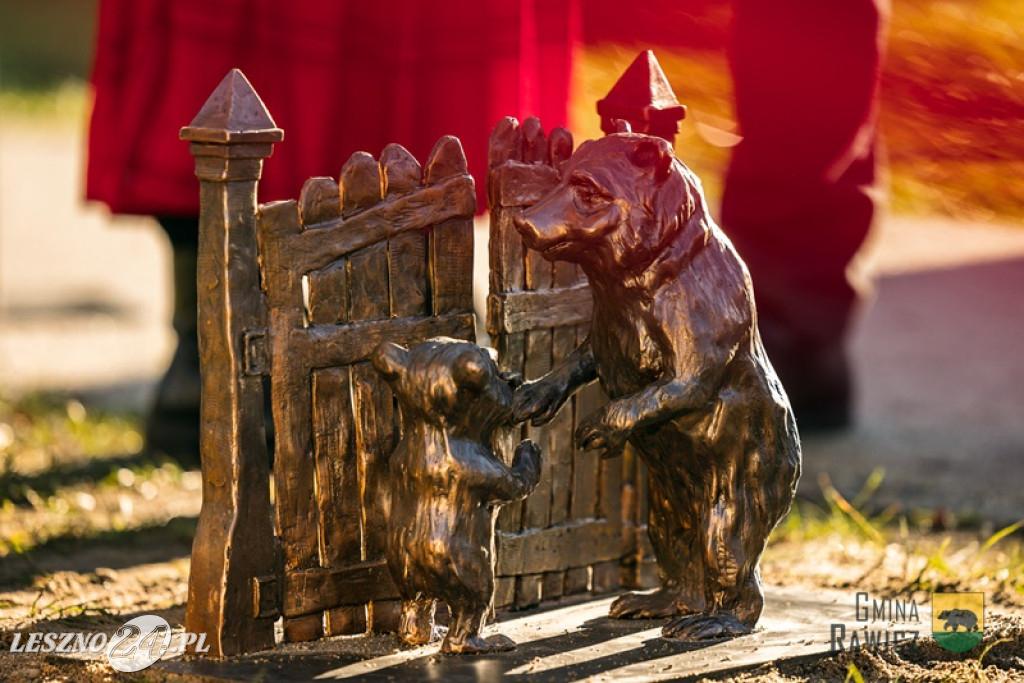 Międzypokoleniowe niedźwiadki na rawickich plantach