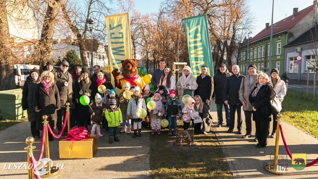 Międzypokoleniowe niedźwiadki na rawickich plantach