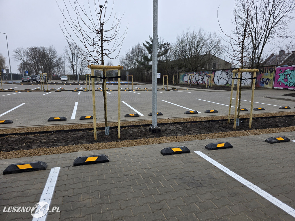 Nowy parking przy Kustronia w Lesznie