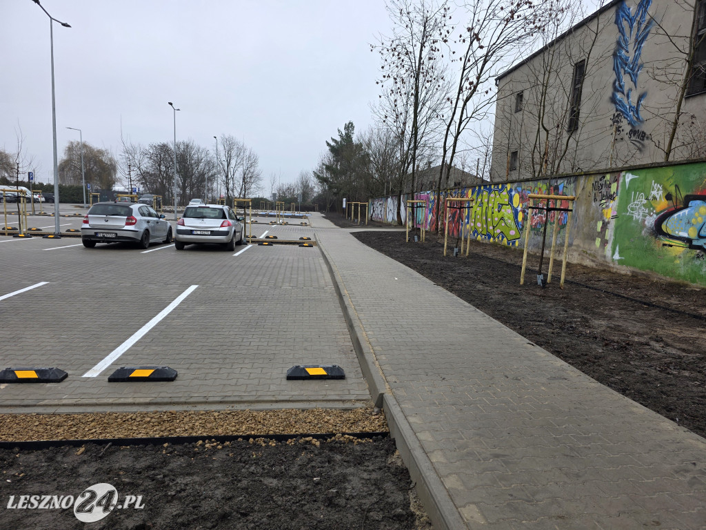 Nowy parking przy Kustronia w Lesznie