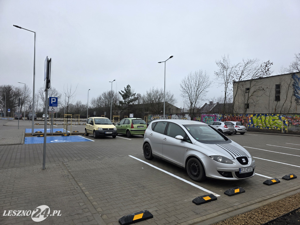 Nowy parking przy Kustronia w Lesznie