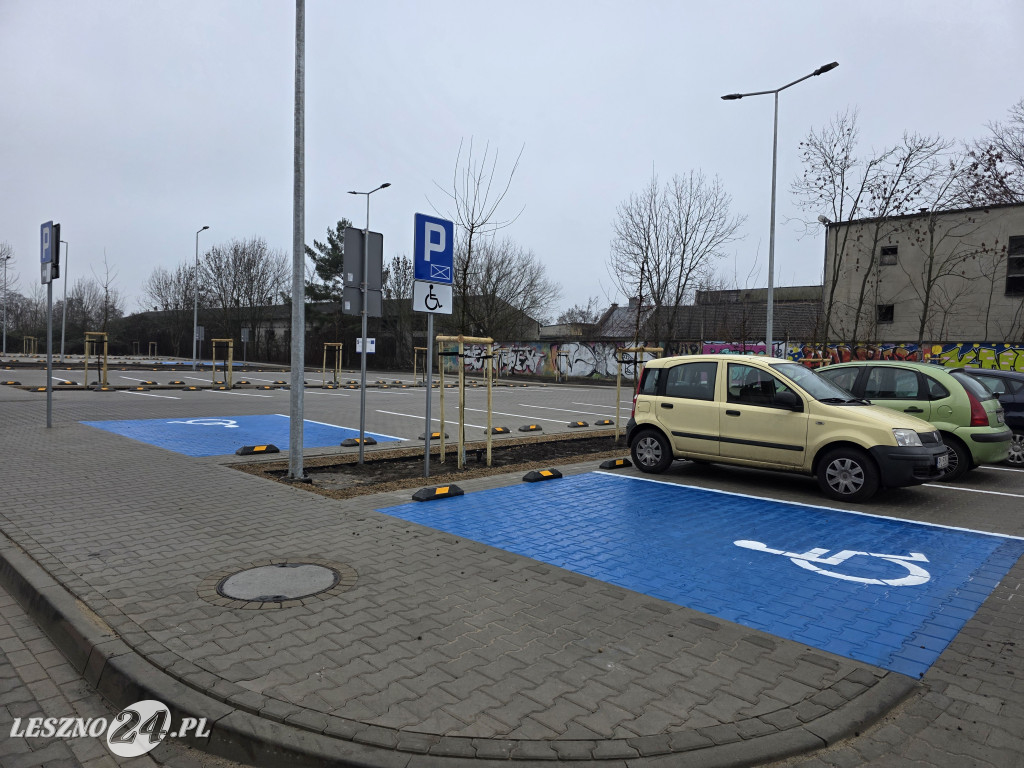 Nowy parking przy Kustronia w Lesznie