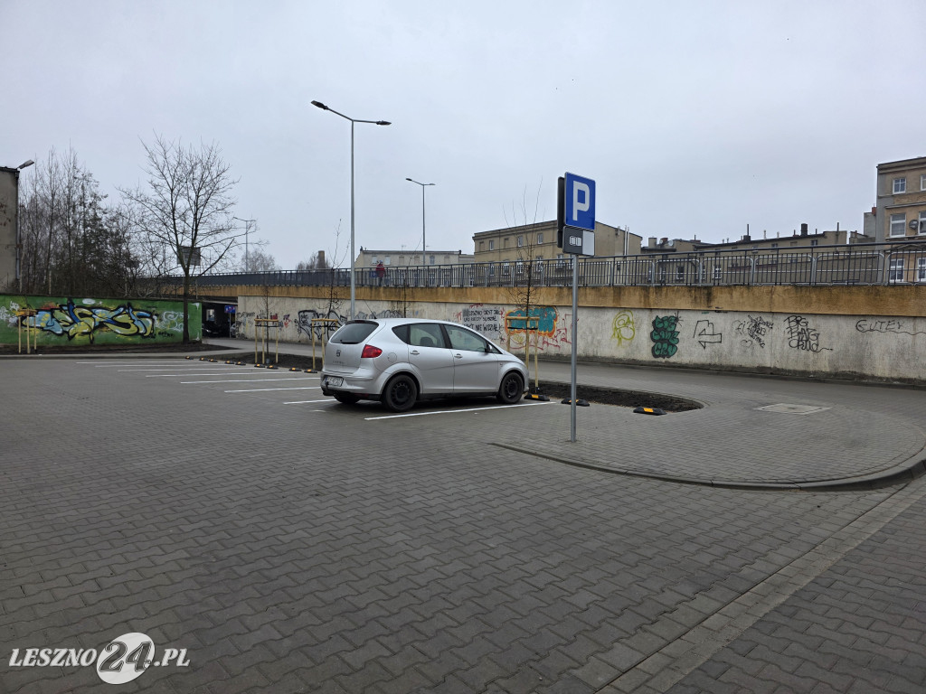 Nowy parking przy Kustronia w Lesznie