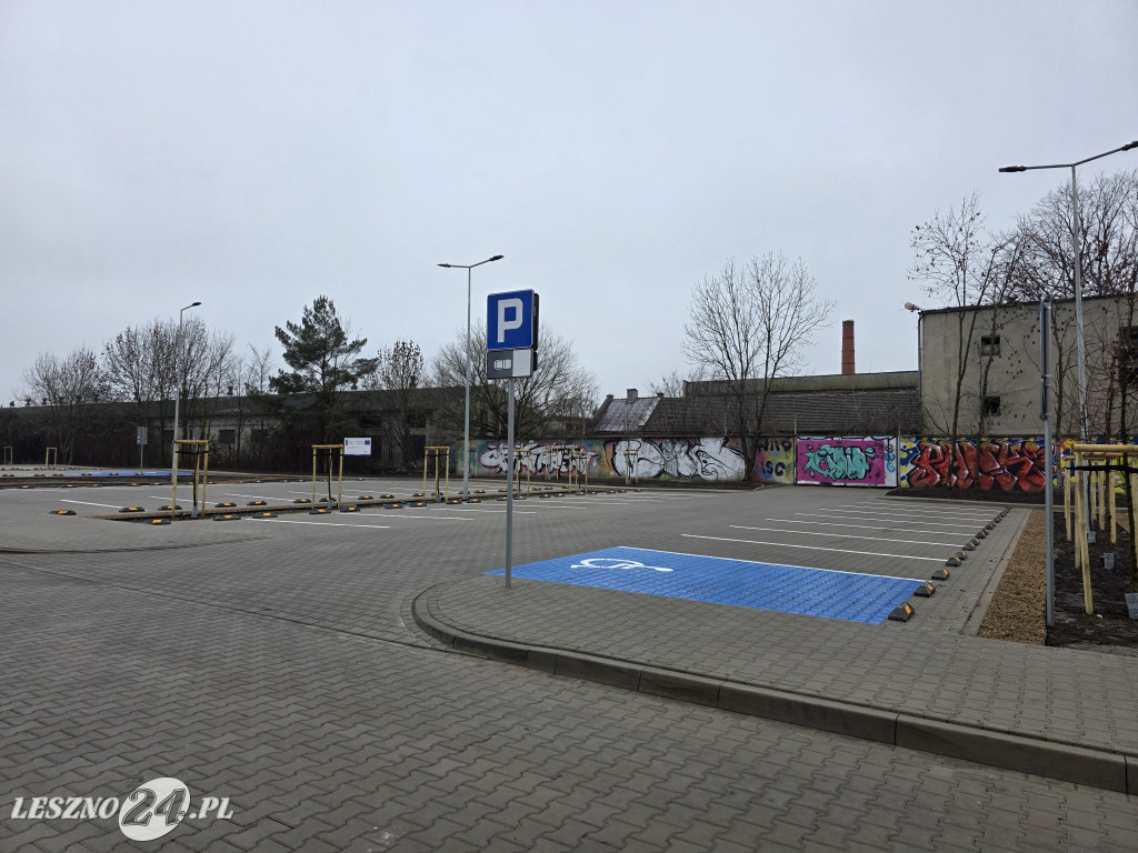 Nowy parking przy Kustronia w Lesznie