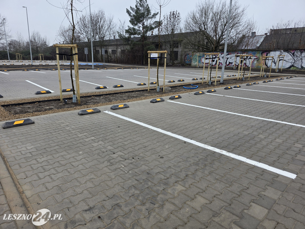 Nowy parking przy Kustronia w Lesznie