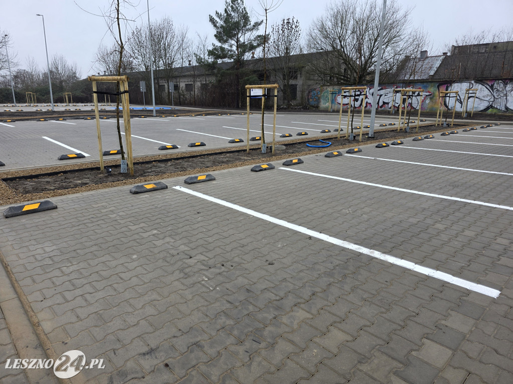Nowy parking przy Kustronia w Lesznie