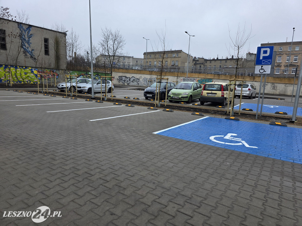Nowy parking przy Kustronia w Lesznie