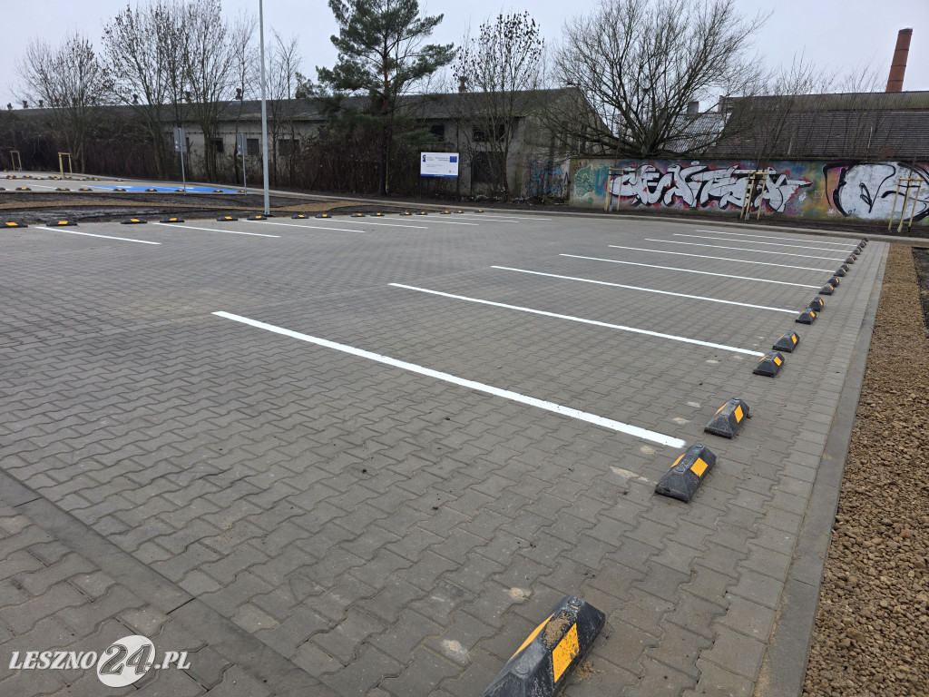 Nowy parking przy Kustronia w Lesznie