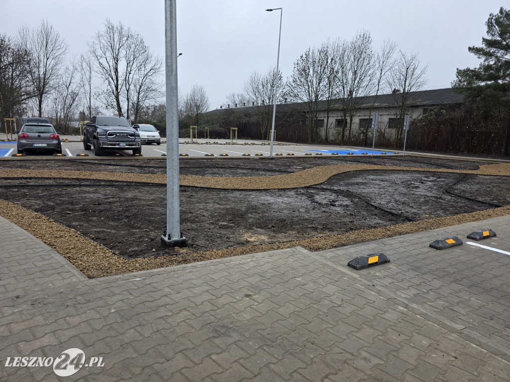 Nowy parking przy Kustronia w Lesznie