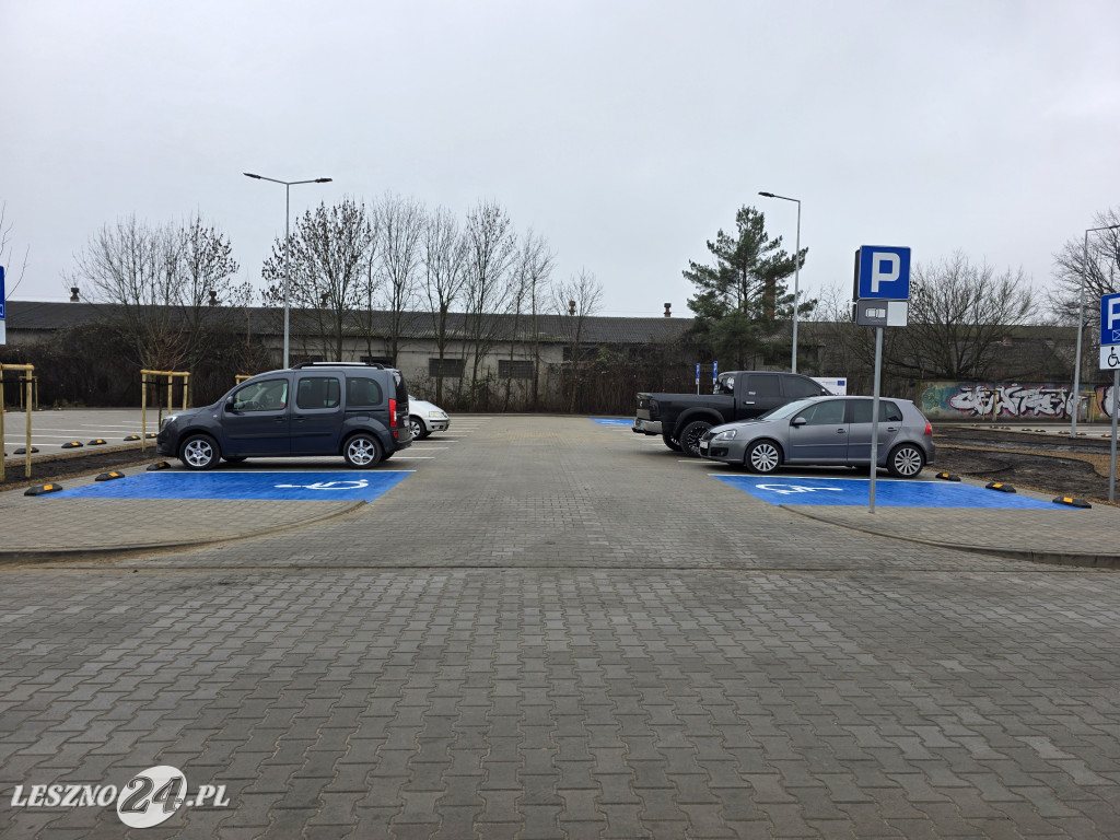 Nowy parking przy Kustronia w Lesznie