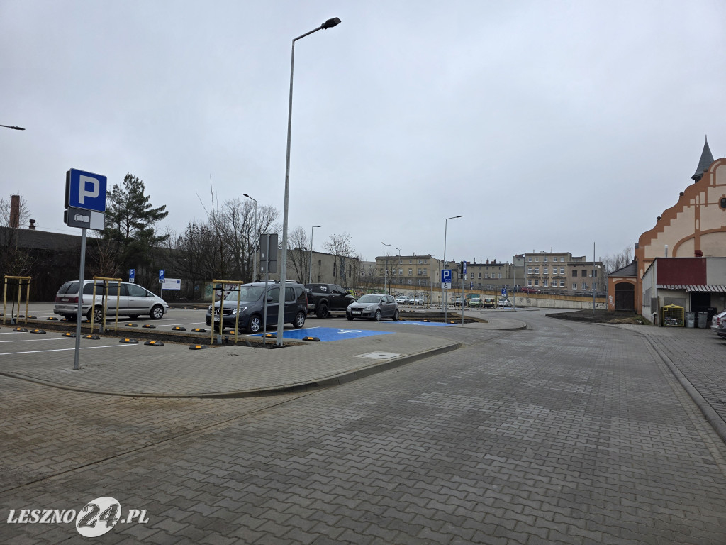 Nowy parking przy Kustronia w Lesznie