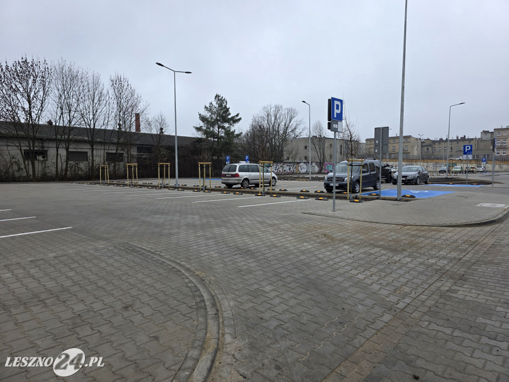 Nowy parking przy Kustronia w Lesznie