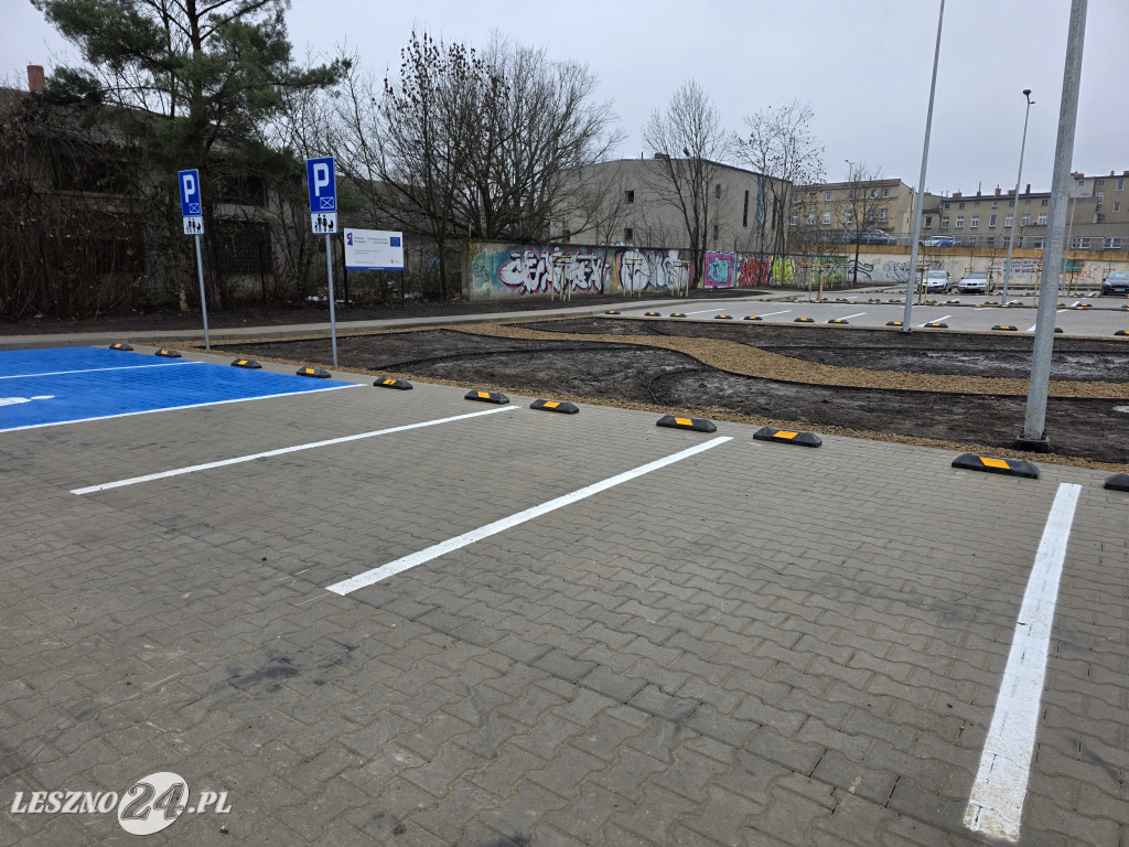 Nowy parking przy Kustronia w Lesznie