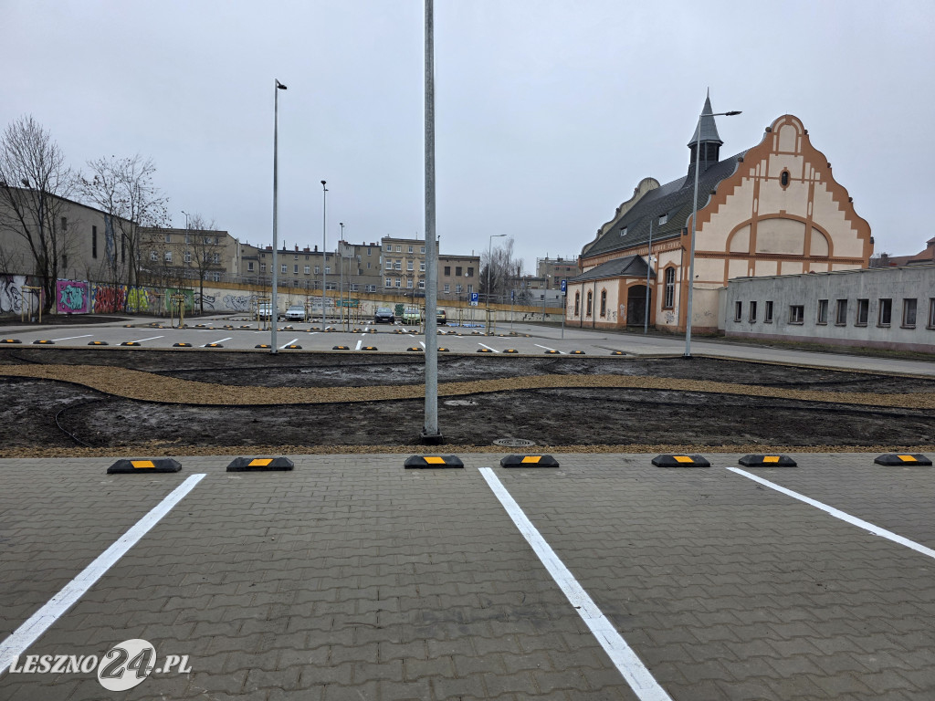 Nowy parking przy Kustronia w Lesznie