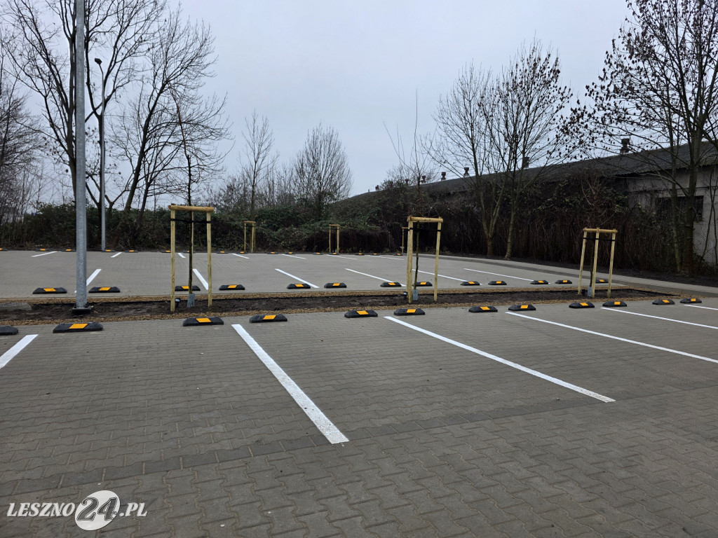 Nowy parking przy Kustronia w Lesznie