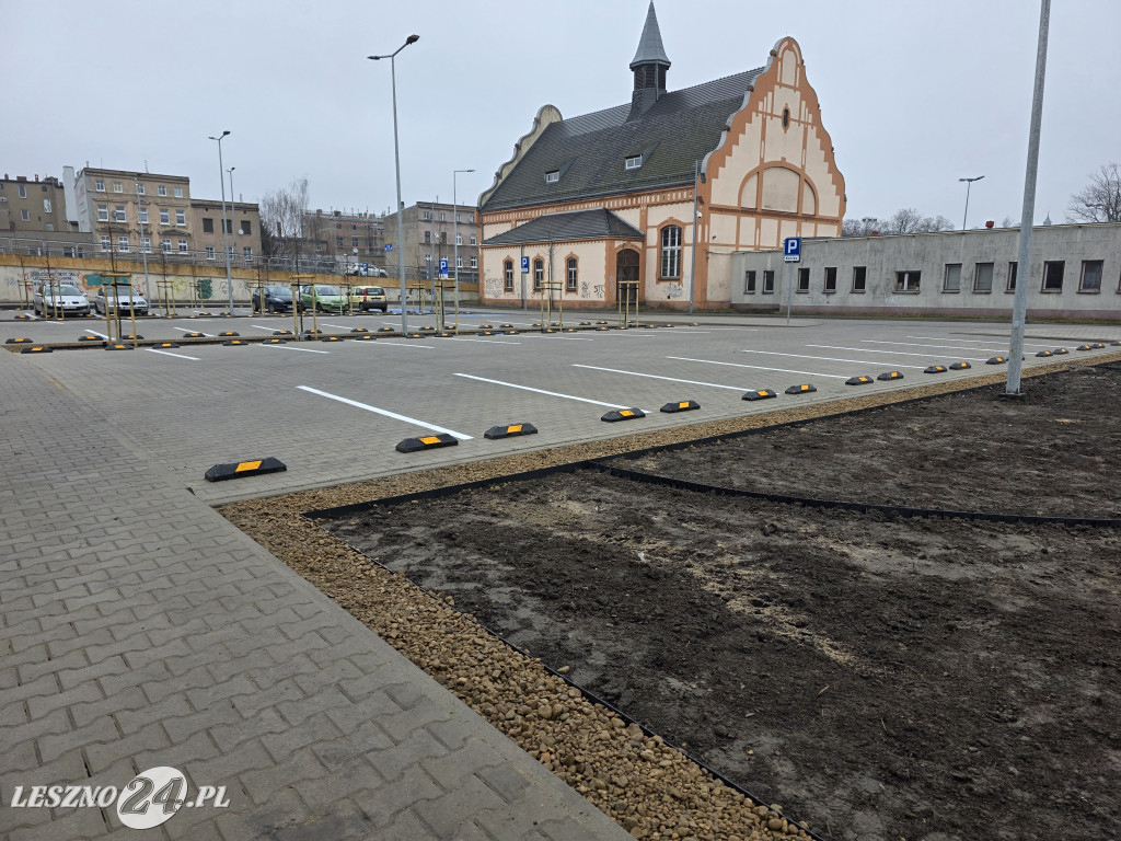 Nowy parking przy Kustronia w Lesznie