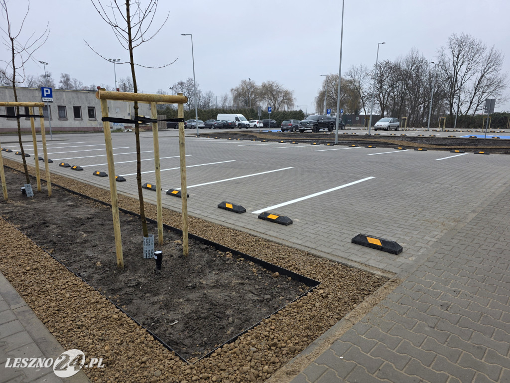 Nowy parking przy Kustronia w Lesznie