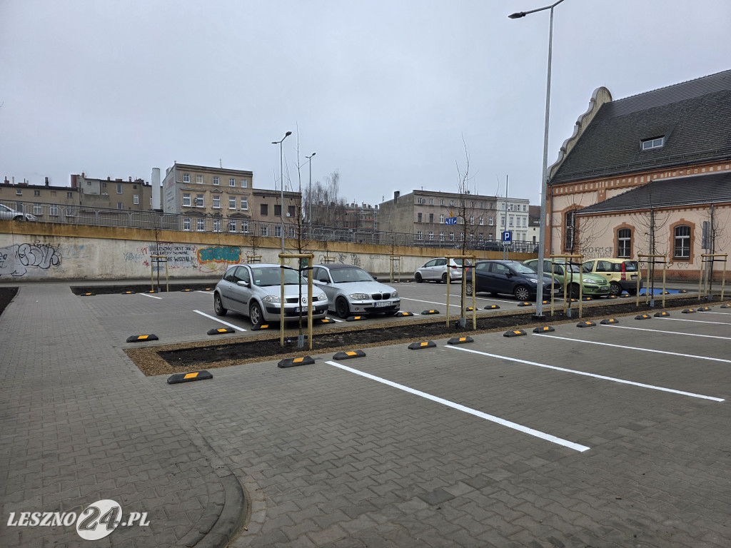 Nowy parking przy Kustronia w Lesznie