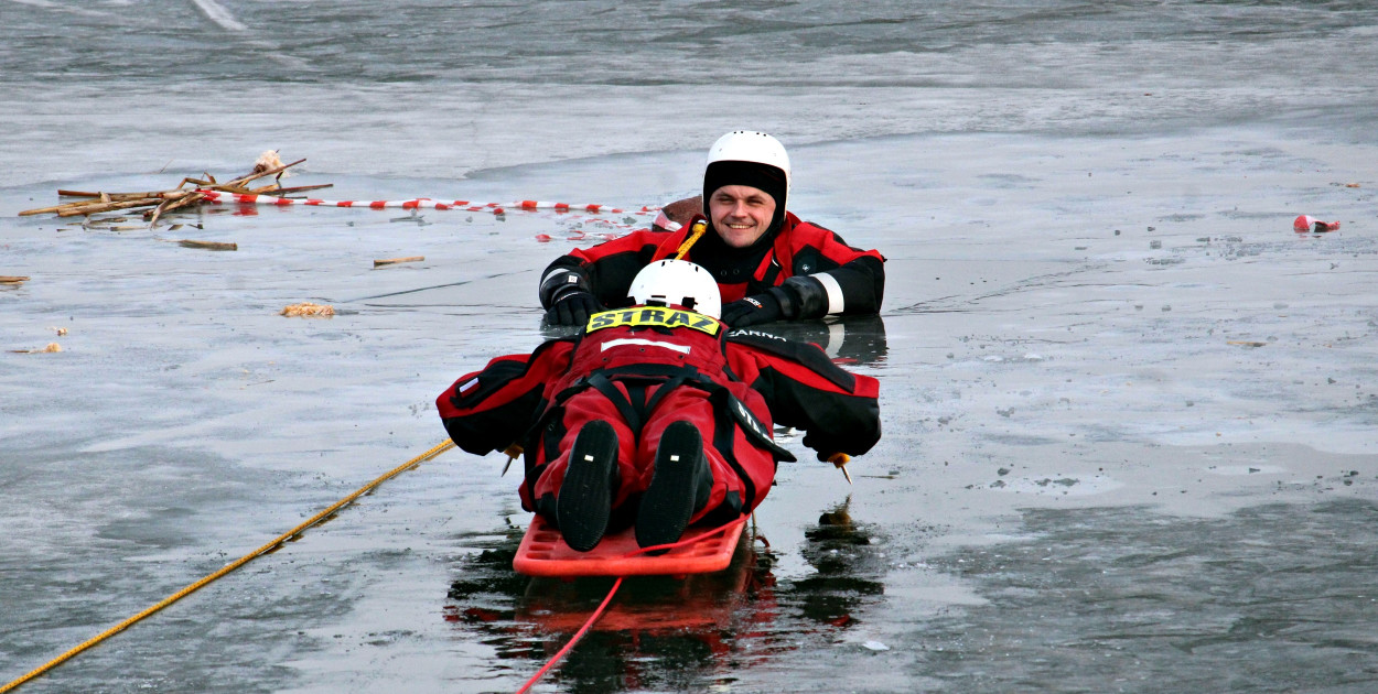Strażacy ratowali człowieka, pod którym załamał się lód