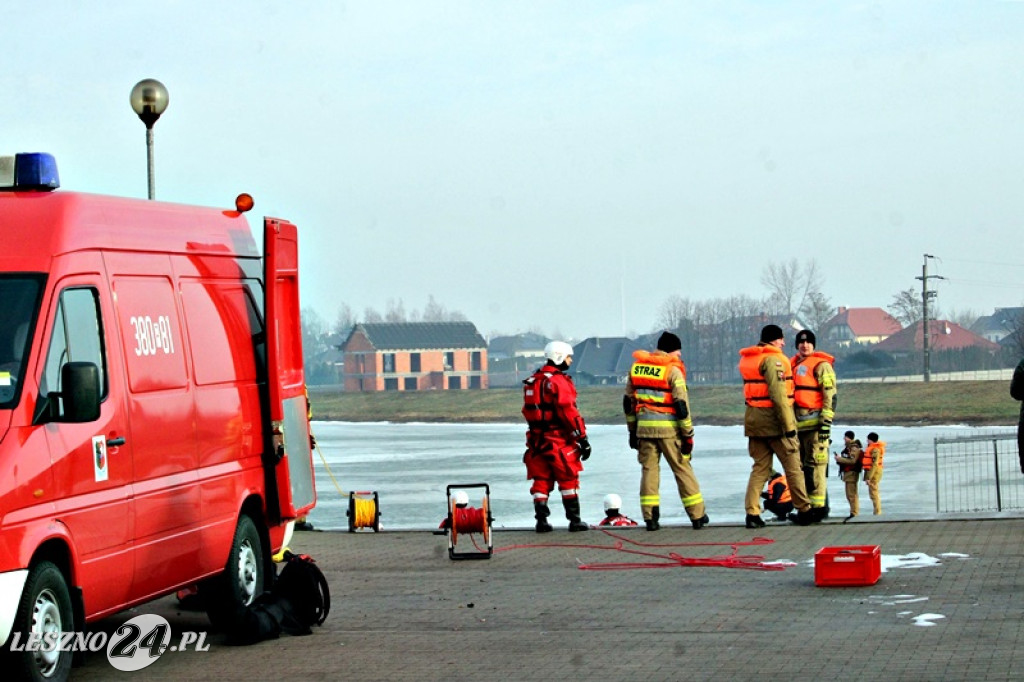 Strażacy ratowali człowieka, pod którym załamał się lód