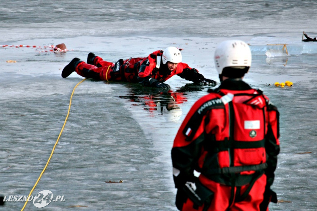 Strażacy ratowali człowieka, pod którym załamał się lód