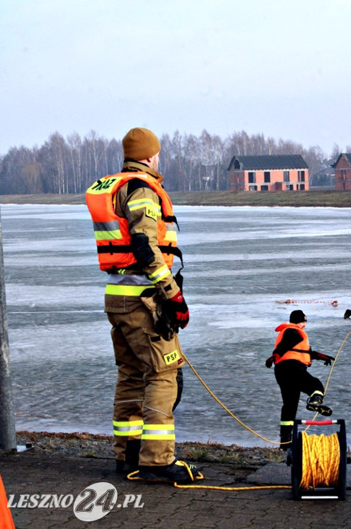 Strażacy ratowali człowieka, pod którym załamał się lód