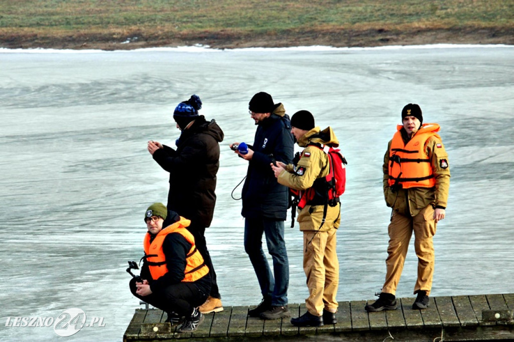 Strażacy ratowali człowieka, pod którym załamał się lód