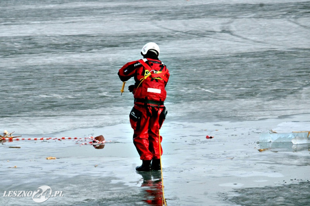 Strażacy ratowali człowieka, pod którym załamał się lód