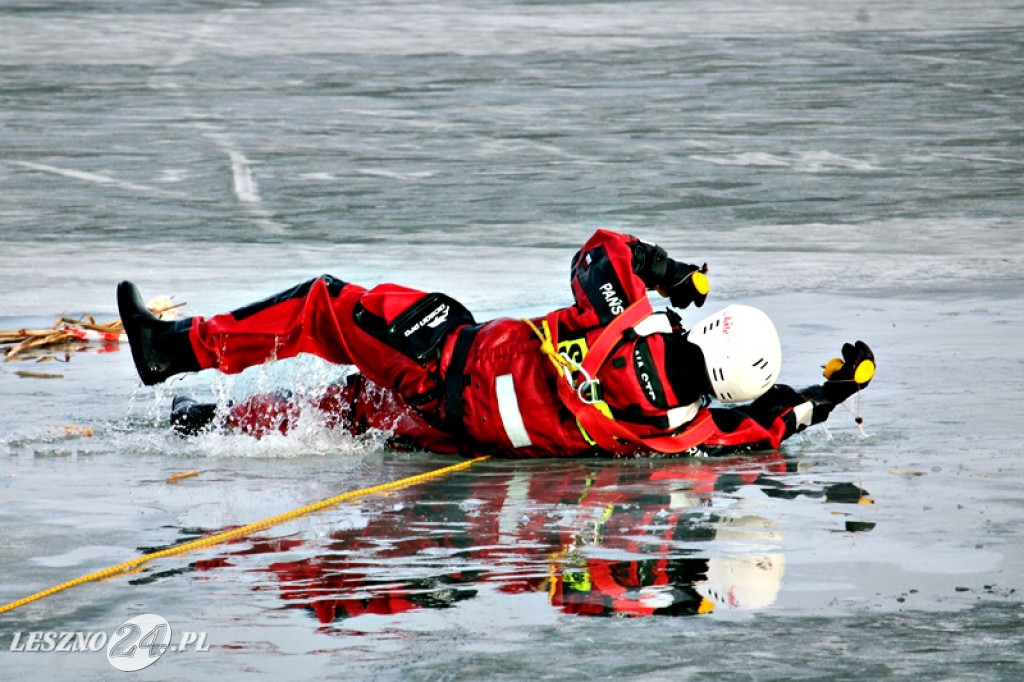 Strażacy ratowali człowieka, pod którym załamał się lód
