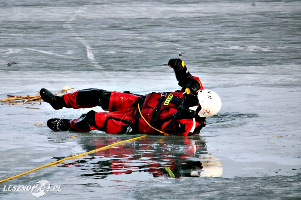 Strażacy ratowali człowieka, pod którym załamał się lód