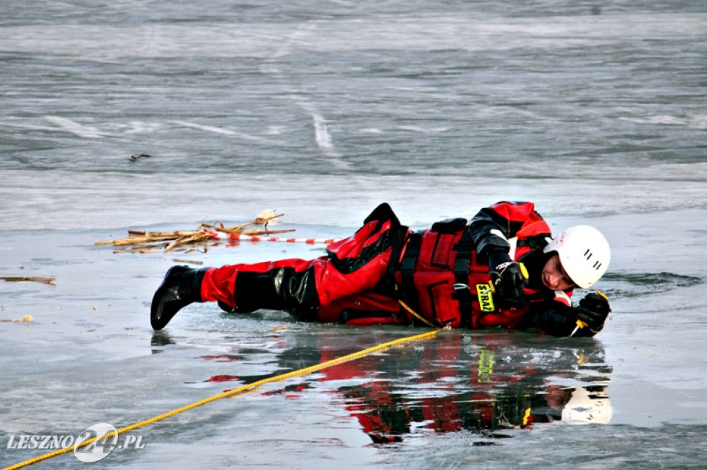 Strażacy ratowali człowieka, pod którym załamał się lód