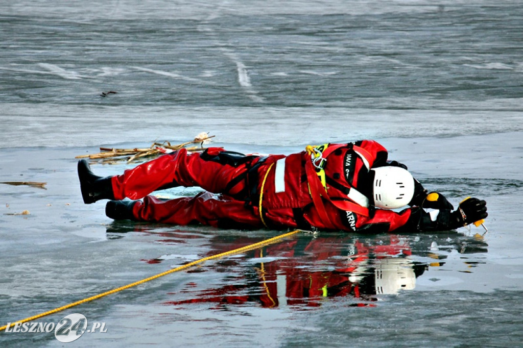 Strażacy ratowali człowieka, pod którym załamał się lód