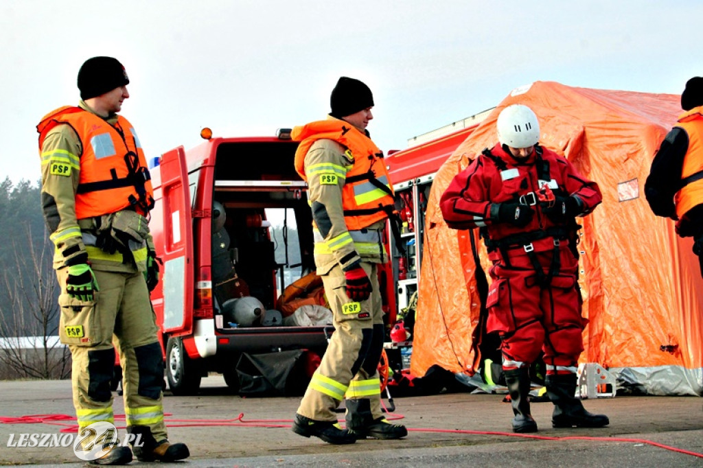 Strażacy ratowali człowieka, pod którym załamał się lód
