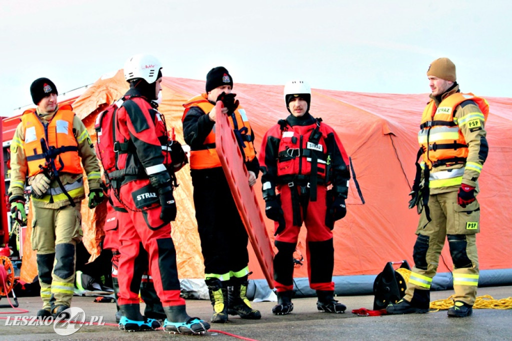 Strażacy ratowali człowieka, pod którym załamał się lód