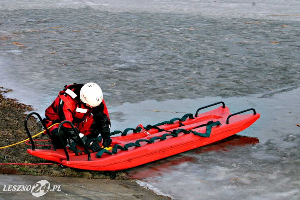 Strażacy ratowali człowieka, pod którym załamał się lód