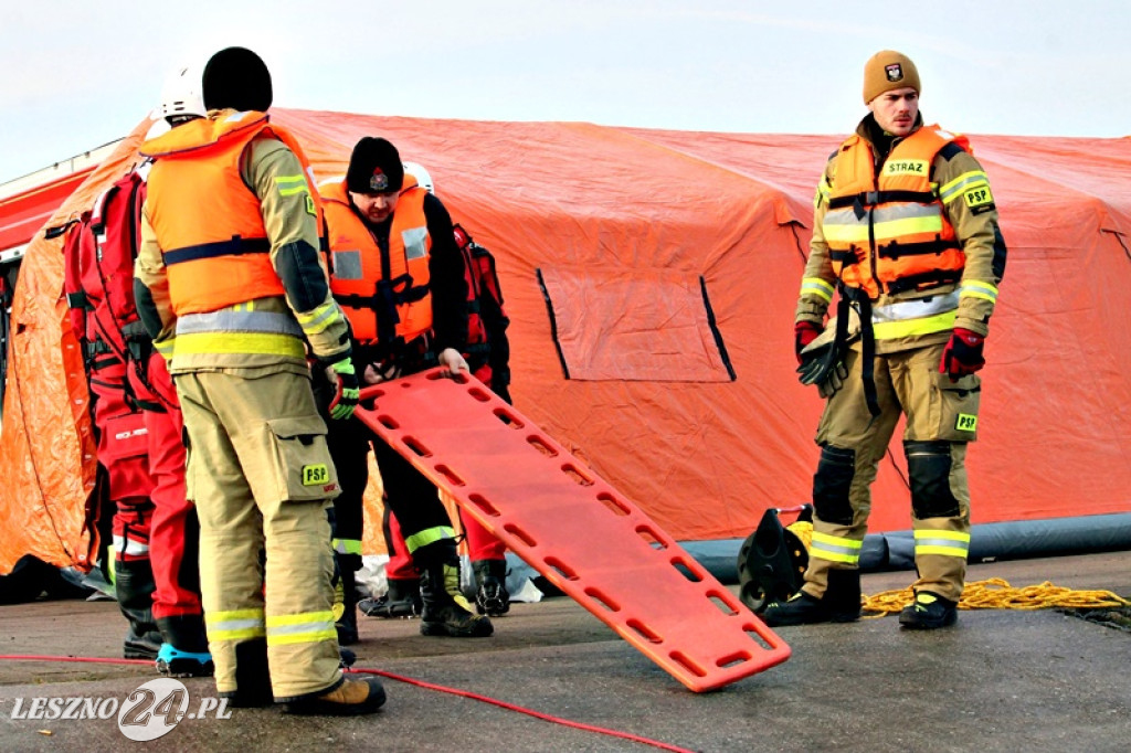 Strażacy ratowali człowieka, pod którym załamał się lód