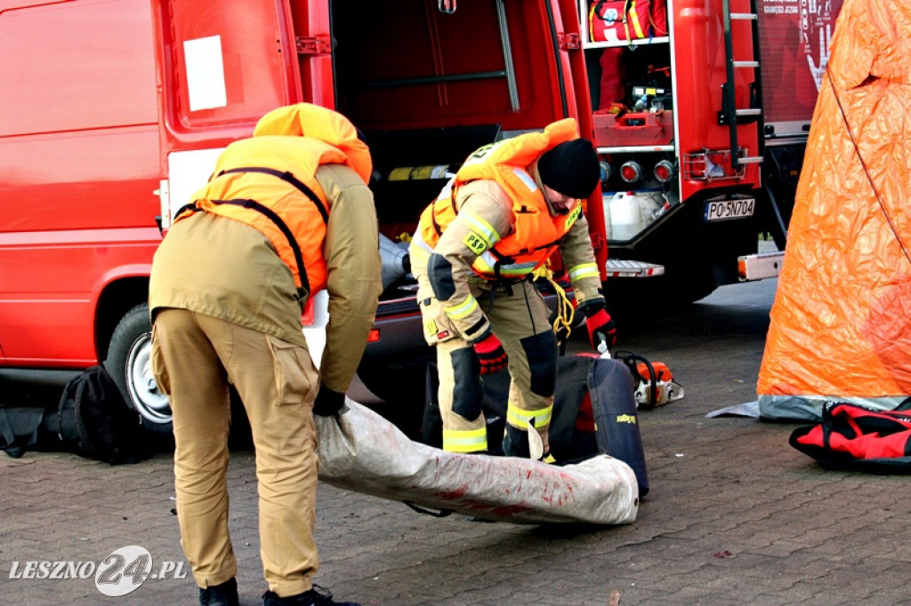 Strażacy ratowali człowieka, pod którym załamał się lód