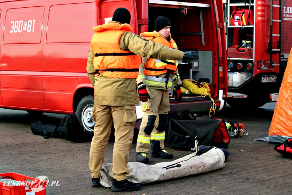 Strażacy ratowali człowieka, pod którym załamał się lód