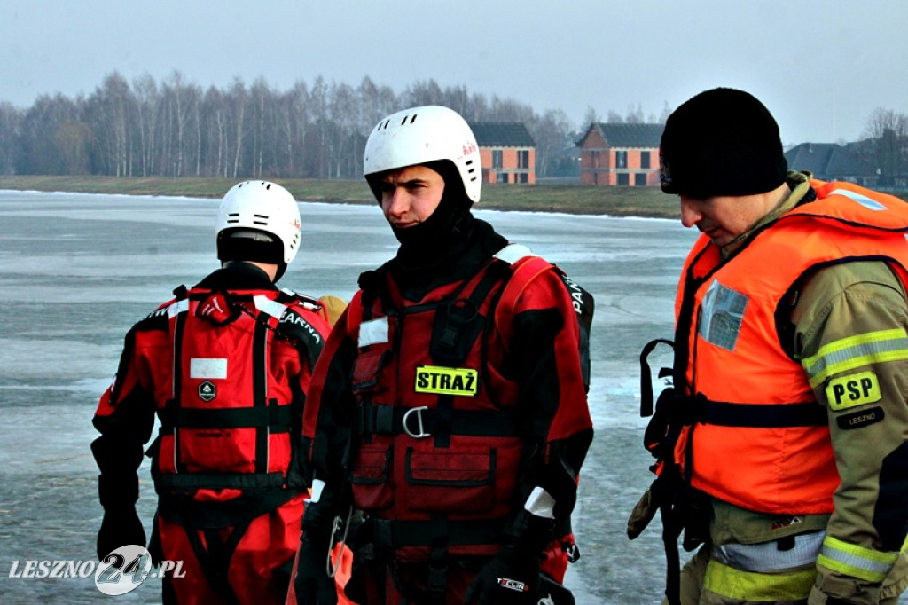 Strażacy ratowali człowieka, pod którym załamał się lód