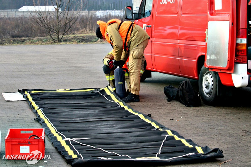 Strażacy ratowali człowieka, pod którym załamał się lód