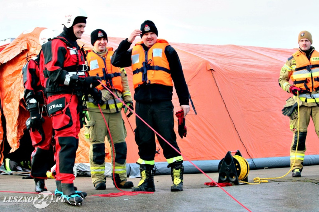 Strażacy ratowali człowieka, pod którym załamał się lód