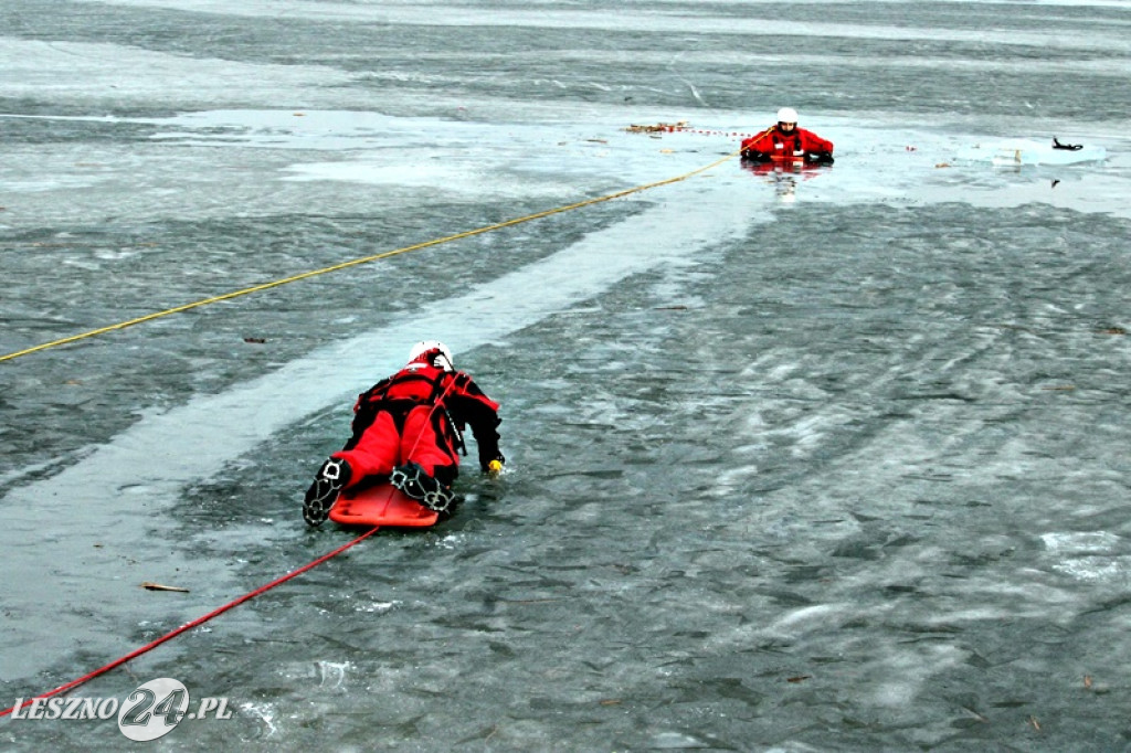 Strażacy ratowali człowieka, pod którym załamał się lód