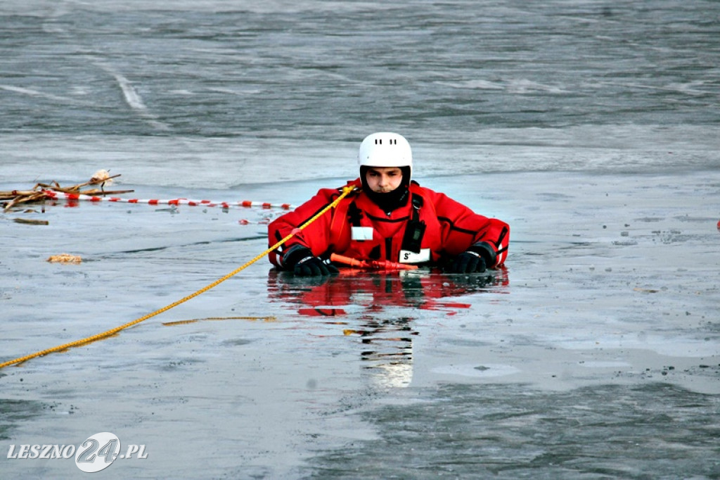 Strażacy ratowali człowieka, pod którym załamał się lód