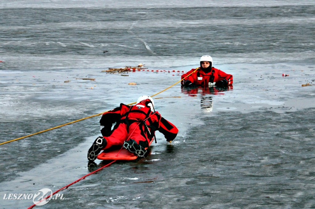 Strażacy ratowali człowieka, pod którym załamał się lód